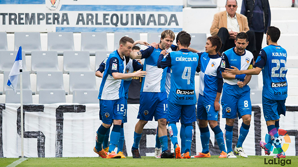 Jugadores Sabadell celebrando gol