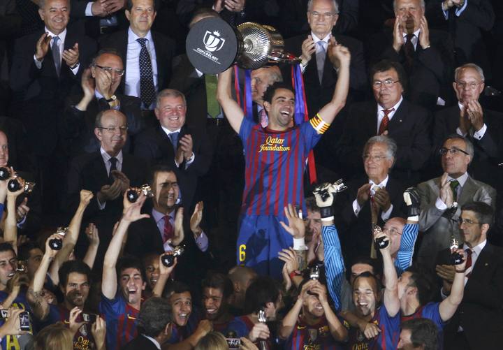 Xavi levantando la Copa del Rey