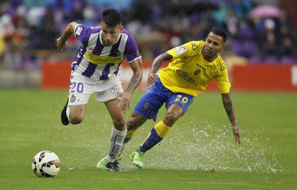 Valladolid y Las Palmas empataron a uno en un partido pasado por agua
