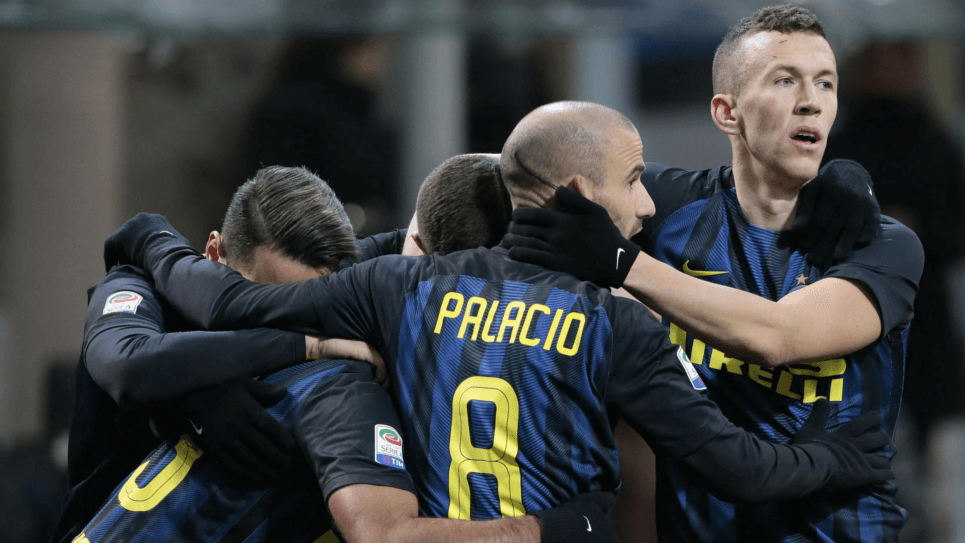 los jugadores del Inter celebran un gol