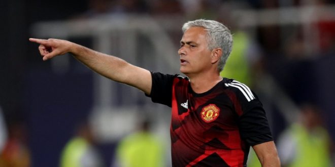 Mourinho dando instrucciones como técnico del Manchester United