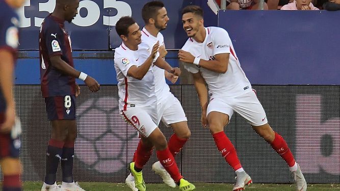 André Silva, Ben Yedder y Sarabia celebrando un gol