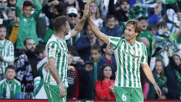 Joaquin y Sergio Canales celebrando un gol