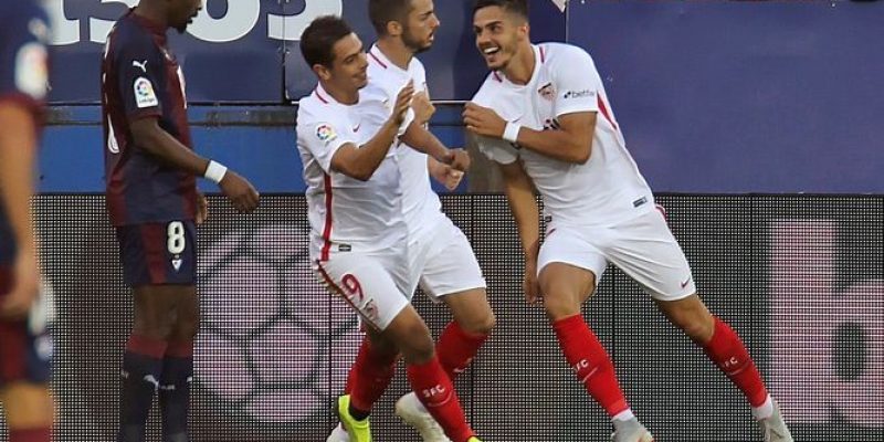 André Silva, Ben Yedder y Sarabia celebrando un gol