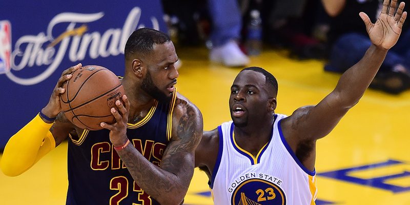Draymond Green defendiendo a LeBron James