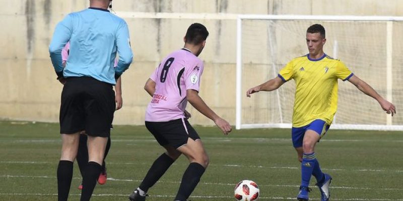 El jugador del Conil disputando un balón. El Conil ha sacar tajada de la crisis del Écija.