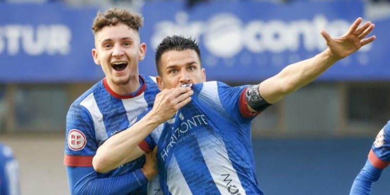 Natalio celebrando un gol Segunda RFEF (Grupos 1 y 2): Real Avilés - Coruxo / Gernika - Alfaro