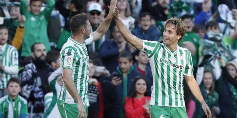 Joaquin y Sergio Canales celebrando un gol