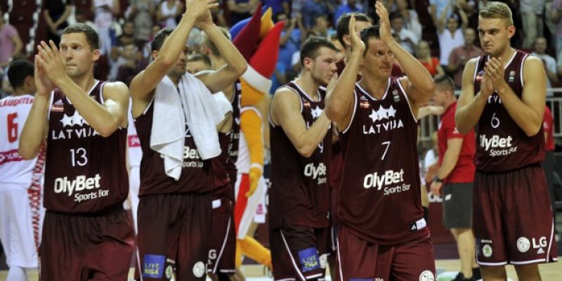 La selección letona saluda al público tras ganar un encuentro preparatorio a Polonia (Foto: la.lv)