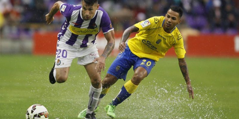 Valladolid y Las Palmas empataron a uno en un partido pasado por agua