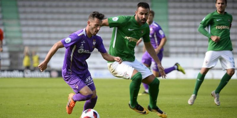 Un jugador del Real Jaén durante el partido de Ida. El Real Jaén tiene que remontar la eliminatoria.