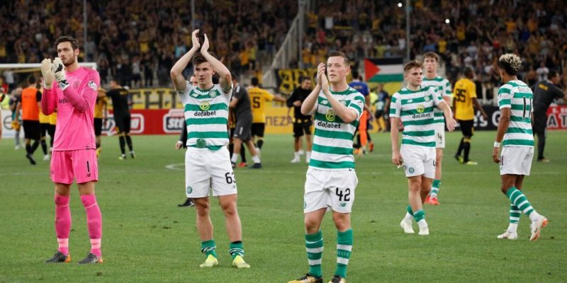 Jugadores del Celtic aplauden a su afición en Celtic Park