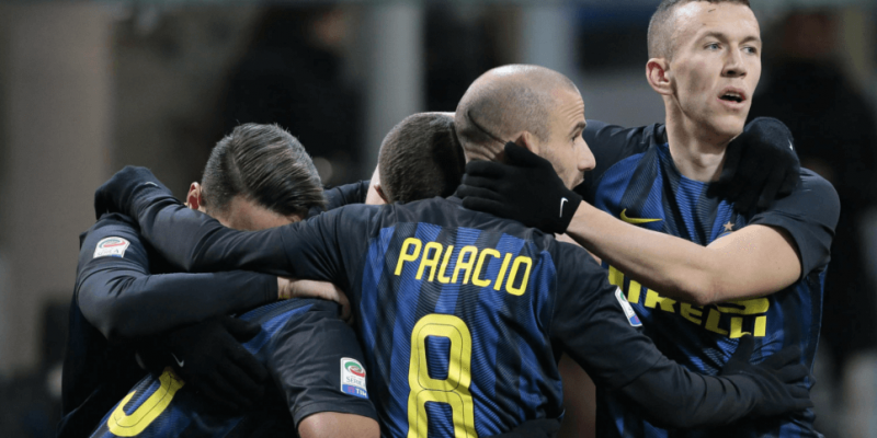 los jugadores del Inter celebran un gol