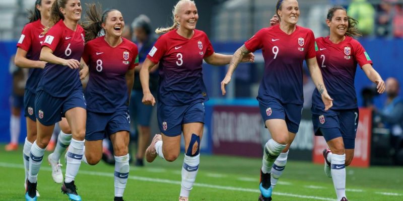 noruega celebrando la victoria sobre nigeria en el mundial de francia de fútbol femenino