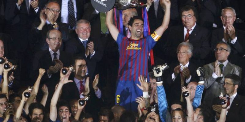 Xavi levantando la Copa del Rey